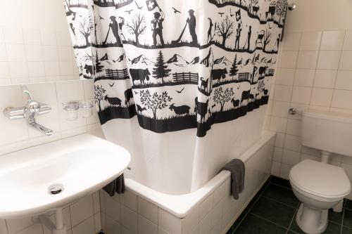 Double or Twin Room with Eiger View and Balcony del hotel Jungfrau Lodge Swiss Mountain. Foto 2