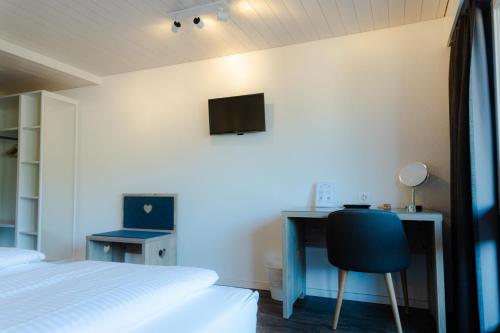 Double or Twin Room with Eiger View and Balcony del hotel Jungfrau Lodge Swiss Mountain. Foto 3
