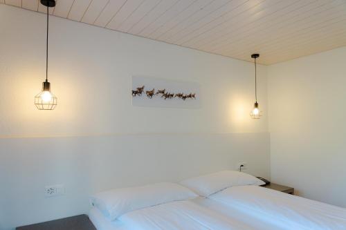 Double or Twin Room with Eiger View and Balcony del hotel Jungfrau Lodge Swiss Mountain. Foto 4