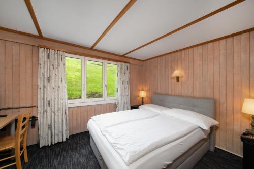 Small Double Room with Private Bathroom (no view) del hotel Jungfrau Lodge Swiss Mountain. Foto 6