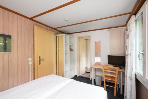 Small Double Room with Private Bathroom (no view) del hotel Jungfrau Lodge Swiss Mountain. Foto 7