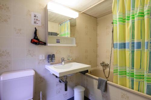 Habitación Triple con baño privado - Sin vistas del hotel Jungfrau Lodge Swiss Mountain. Foto 2