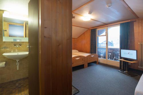 Habitación Cuádruple con baño privado del hotel Jungfrau Lodge Swiss Mountain. Foto 2