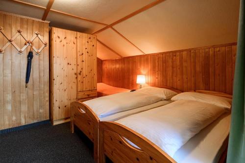Habitación Cuádruple con baño privado del hotel Jungfrau Lodge Swiss Mountain. Foto 6