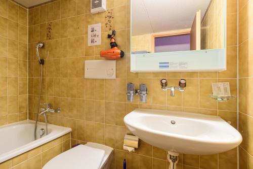 Habitación Cuádruple con baño privado del hotel Jungfrau Lodge Swiss Mountain. Foto 7