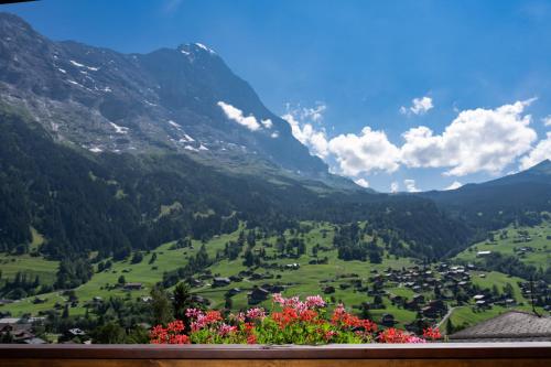 Double or Twin Room with Eiger View and Balcony del hotel Jungfrau Lodge Swiss Mountain. Foto 5