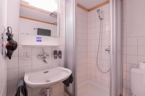 Double or Twin Room with Eiger View and Balcony del hotel Jungfrau Lodge Swiss Mountain. Foto 7