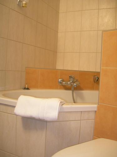 Deluxe Quadruple Room with A/C and Roof Terrace del hotel Crystal. Foto 1