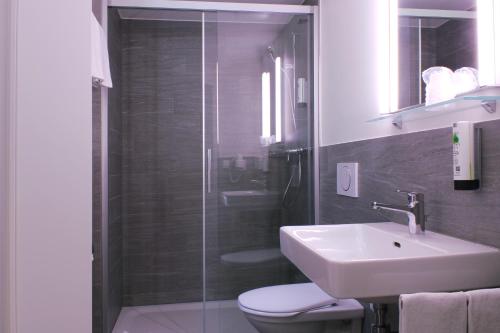 Habitación Cuádruple Superior con aire acondicionado del hotel Bernerhof. Foto 6
