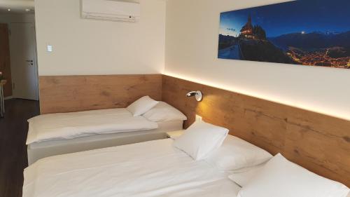 Habitación Triple Superior con aire acondicionado del hotel Bernerhof. Foto 5