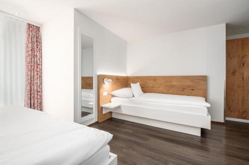 Habitación Triple Superior con aire acondicionado del hotel Bernerhof. Foto 9
