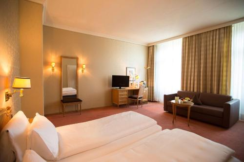 Habitación Doble Deluxe con cama grande y vistas a las montañas del hotel Grand Beau Rivage Interlaken. Foto 5