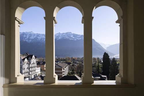 Habitación Deluxe con cama extragrande y balcón - Vistas a la montaña del hotel Grand Beau Rivage Interlaken
