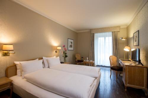 Habitación Deluxe con cama extragrande y balcón - Vistas a la montaña del hotel Grand Beau Rivage Interlaken. Foto 11