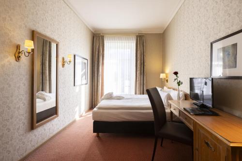 Habitación con cama grande del hotel Grand Beau Rivage Interlaken