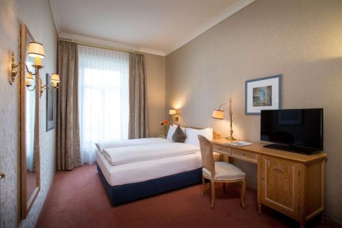 Habitación con cama grande del hotel Grand Beau Rivage Interlaken. Foto 4