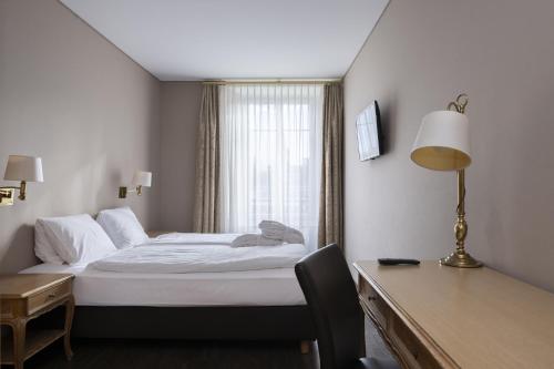 Habitación con cama extragrande. del hotel Grand Beau Rivage Interlaken