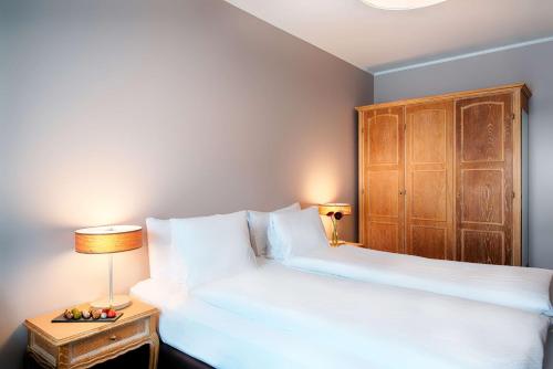 Habitación con cama extragrande. del hotel Grand Beau Rivage Interlaken. Foto 2