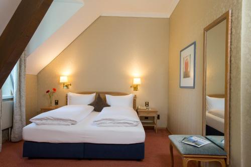 Habitación con cama extragrande. del hotel Grand Beau Rivage Interlaken. Foto 9