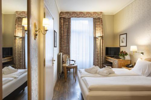 Habitación con cama grande y balcón del hotel Grand Beau Rivage Interlaken. Foto 1