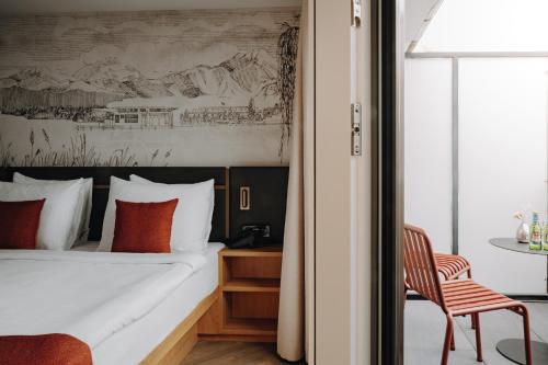 Habitación con cama extragrande y balcón del hotel Ameron Luzern Flora. Foto 3