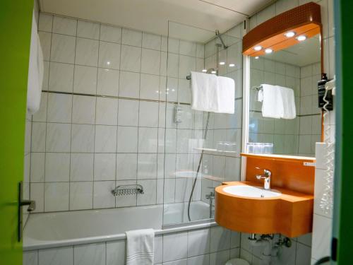 Habitación Doble Estándar con sofá del hotel Ibis Styles Luzern. Foto 1