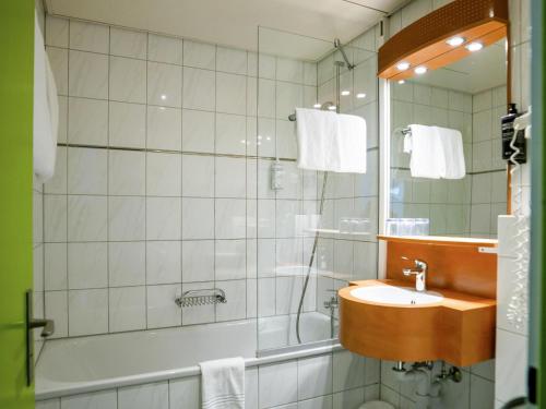Habitación Doble Estándar con sofá del hotel Ibis Styles Luzern. Foto 1