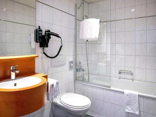 Habitación Estándar - Cama extragrande del hotel Ibis Styles Luzern. Foto 10