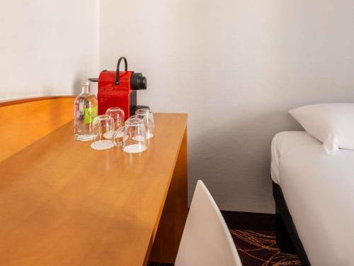 Habitación Doble Estándar con sofá del hotel Ibis Styles Luzern. Foto 7