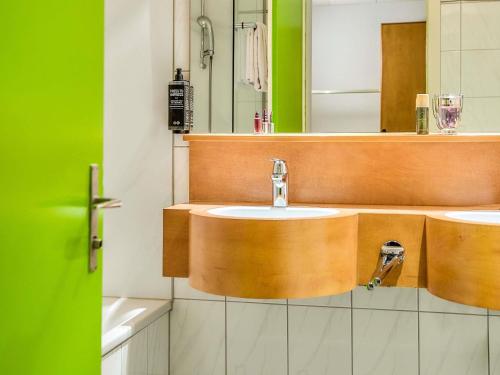 Habitación Doble Estándar con sofá del hotel Ibis Styles Luzern. Foto 8