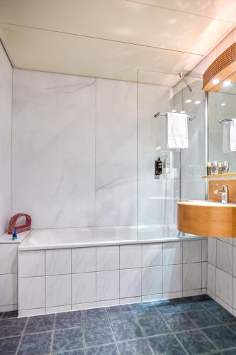Habitación Doble Estándar con sofá del hotel Ibis Styles Luzern. Foto 12