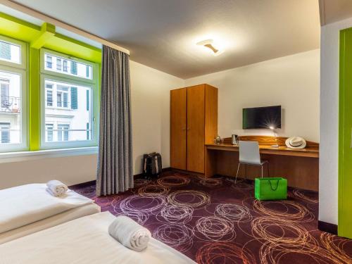 Habitación Doble Estándar - 2 camas del hotel Ibis Styles Luzern. Foto 6