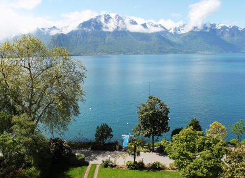 Habitación Doble Estándar con balcón - Junto al parque y al lago del hotel Royal Plaza Montreux. Foto 1