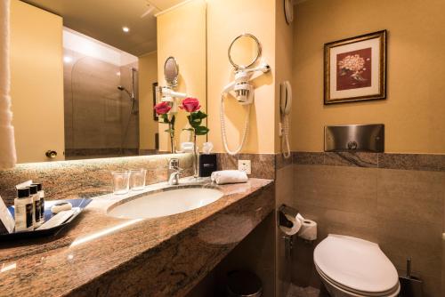 Habitación Doble Estándar con balcón - Junto al parque y al lago del hotel Royal Plaza Montreux. Foto 2