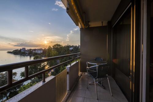 Habitación Doble Deluxe con balcón y vistas al parque o al lago del hotel Royal Plaza Montreux. Foto 2