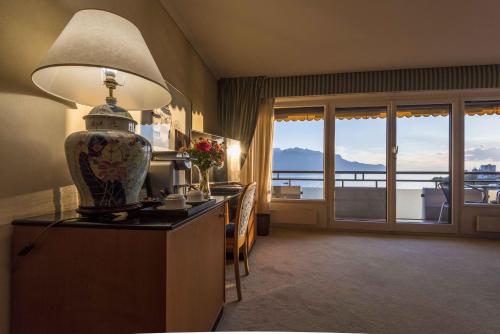 Habitación Doble Deluxe con balcón y vistas al parque o al lago del hotel Royal Plaza Montreux. Foto 6