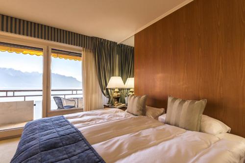 Habitación Doble Deluxe con balcón y vistas al parque o al lago del hotel Royal Plaza Montreux. Foto 7