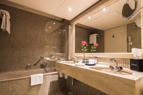 Suite Junior con balcón y vistas al lago del hotel Royal Plaza Montreux. Foto 2