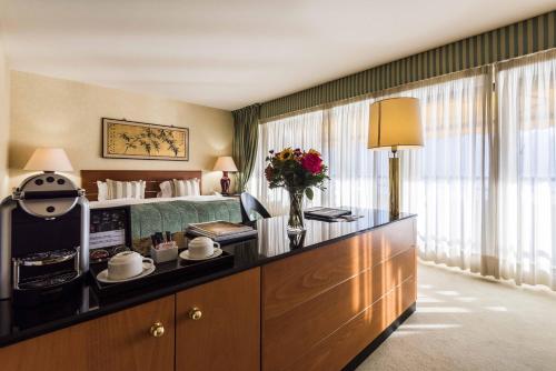 Suite Junior con balcón y vistas al lago del hotel Royal Plaza Montreux. Foto 4