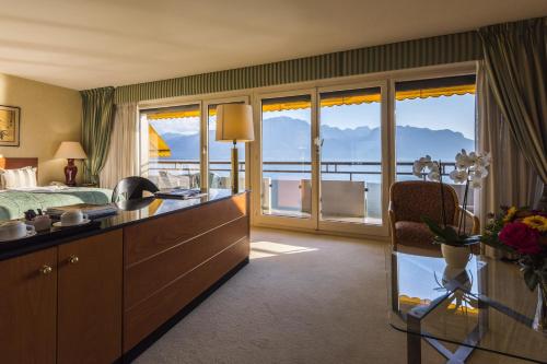Suite Junior con balcón y vistas al lago del hotel Royal Plaza Montreux. Foto 5