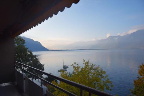 Suite Junior con balcón y vistas al lago del hotel Royal Plaza Montreux. Foto 6