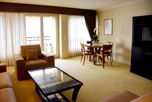 Suite Executive con balcón y vistas al lago del hotel Royal Plaza Montreux