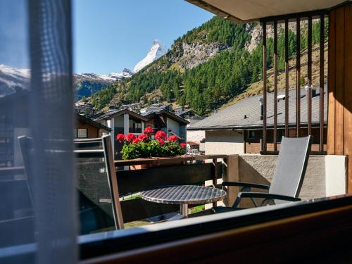 Habitación Doble con vistas al Matterhorn - 2 camas del hotel Ambassador Zermatt. Foto 4