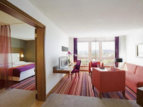 Suite de 1 dormitorio del hotel Movenpick Zuerich-airport. Foto 1