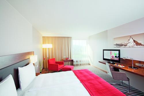 Executive con cama extragrande del hotel Movenpick Zuerich-airport. Foto 4