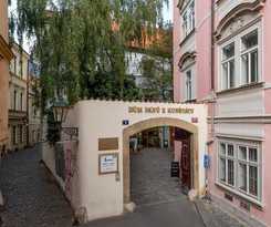 3 Epoques Apartments By Adrez Living