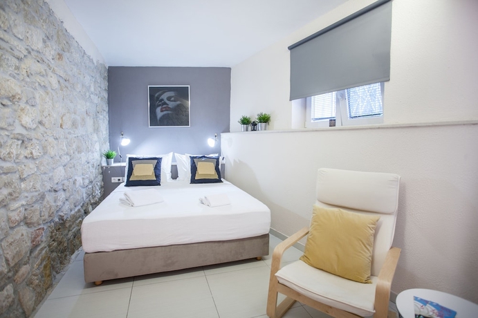 Studio Apartments Emotha