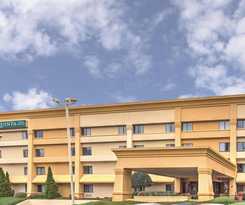 La Quinta Inn and Suites By Wyndham Atlanta Roswell