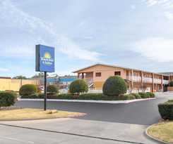 Days Inn and Suites By Wyndham Arlington Near Six Flags