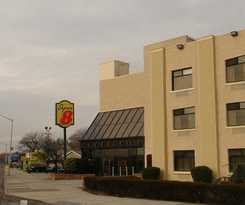 Super 8 Jamaica North Conduit